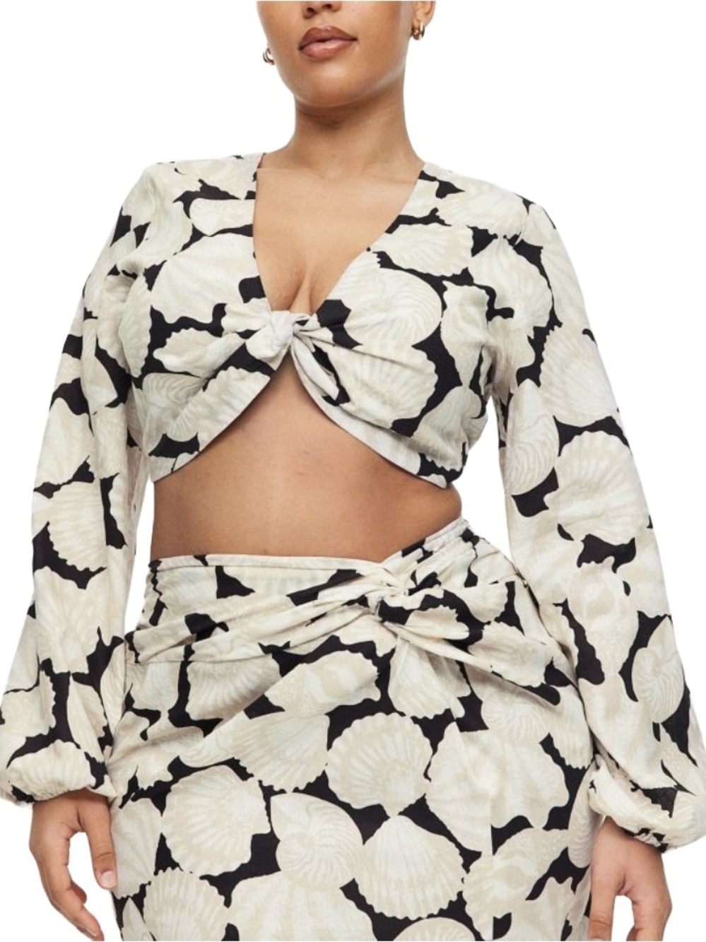H&M Linen Blend Shell Print Long Sleeve Cropped Top Top in Beige & Black Size M